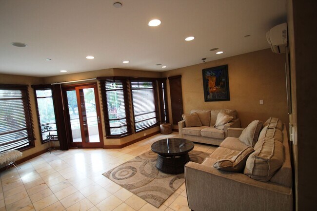 Building Photo - 5431 La Jolla Blvd