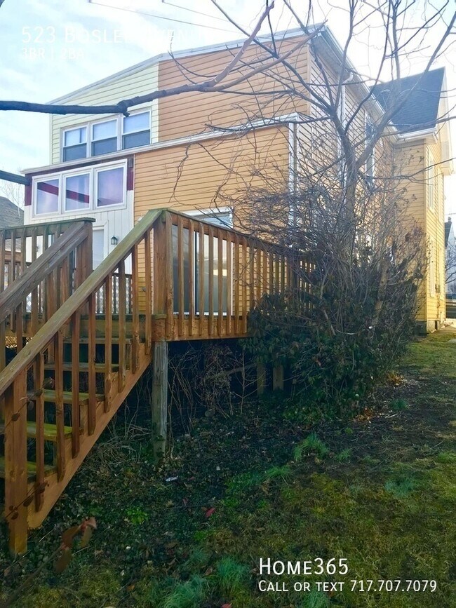 Building Photo - Amazing 3 bed 2 full bath duplex with deck...