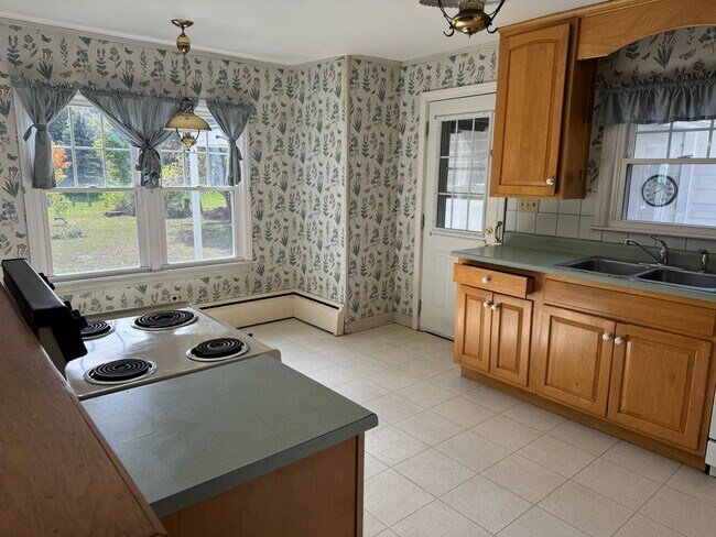 Foto del edificio - 5 Bedroom 2 Bathroom Home in Idyllic Neighborhood