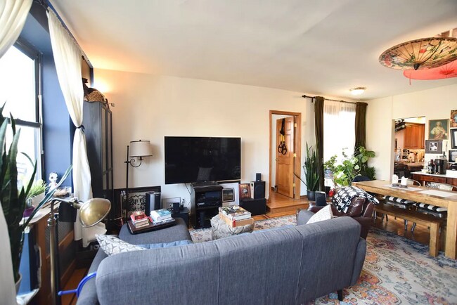 Building Photo - 108 W 69th St