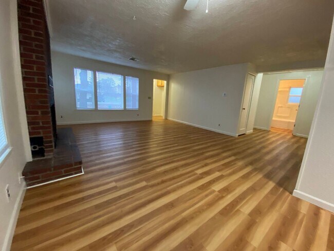 Building Photo - 3 br, 1 bath House - 310 SE Gregory Dr