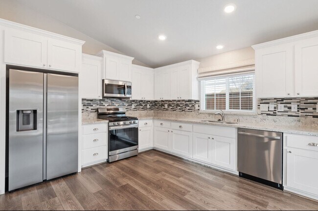 Foto del edificio - **Welcome Home to Your Dream Residence in Roseville!**