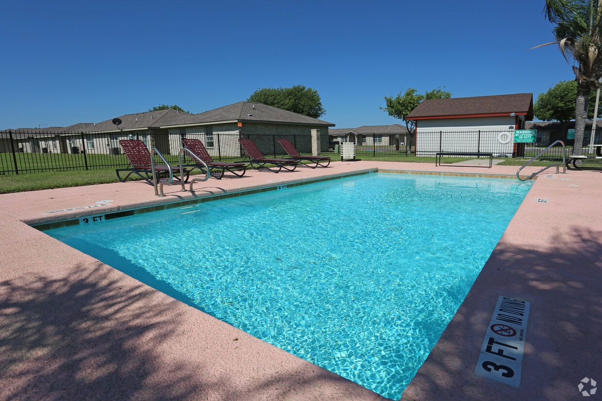 Swimming Pool - Valley View Apartments