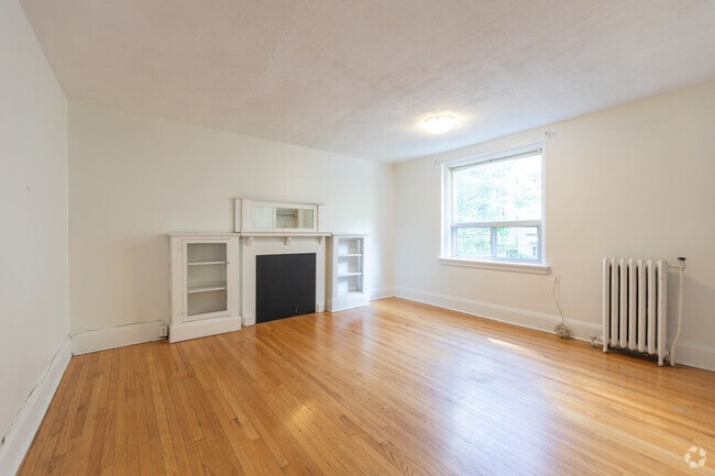 BACHELOR - 450SF - Salon - 96 Isabella St