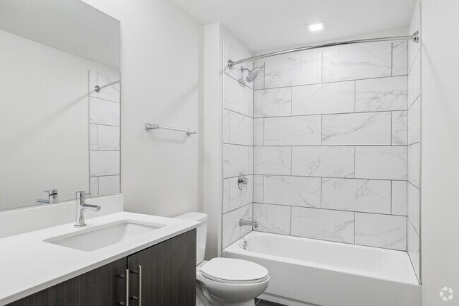 2 habitaciones, 2 baños - 800 pies cuadrados - Baño principal - 1325 N Wells Apartments