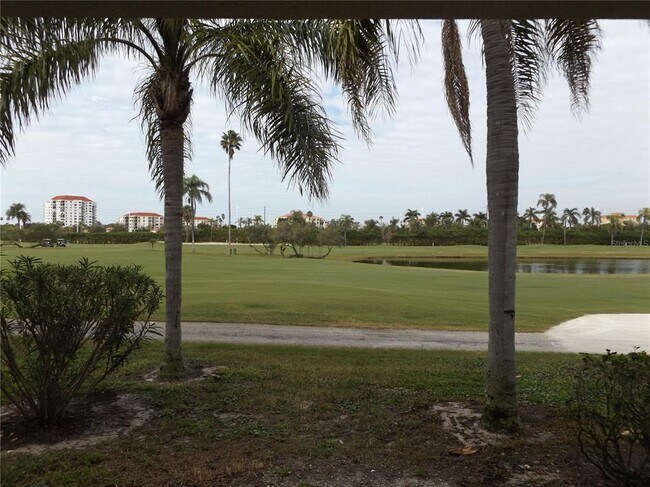 Foto del edificio - 6151 Bahia Del Mar Blvd S