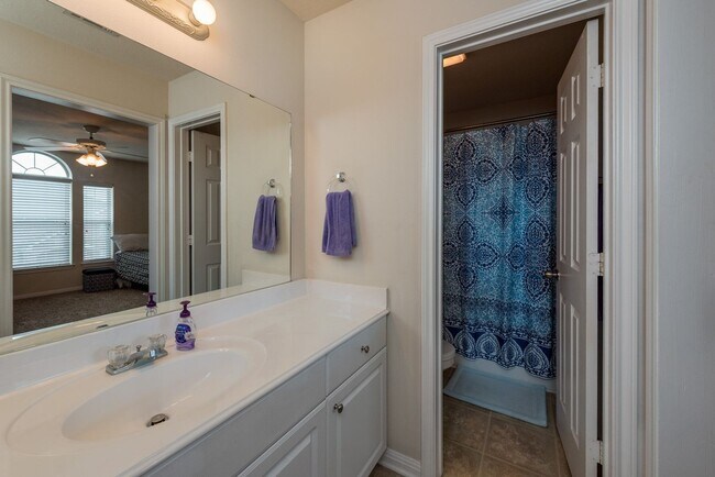 Foto del edificio - AUGUST 2025 PRE-LEASE Beautiful 3 Bed, 3.5...