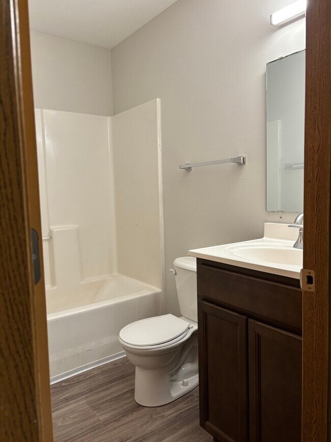 Segundo baño - 1307 S 13th 1/2 St