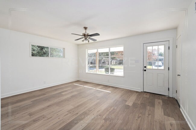 Foto del edificio - Fully Renovated 3 Bed 2 Bath Home!