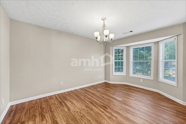 Building Photo - 1500 Chalet Cir