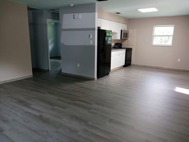 Building Photo - 2095 Eloise Cir