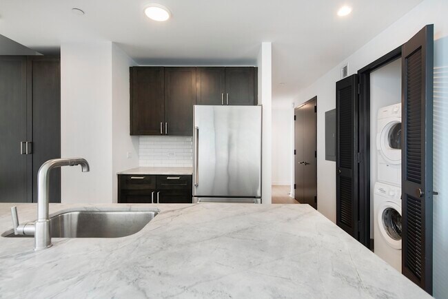 Foto del edificio - 249 W 60th St