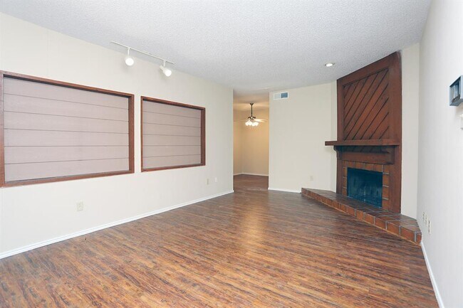 Foto del edificio - 9254 Forest Ln