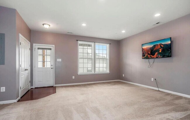 Foto del edificio - 3 Level END UNIT townhouse in Market Squar...