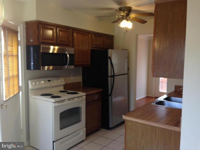 Building Photo - 5001 Tarpon Ln
