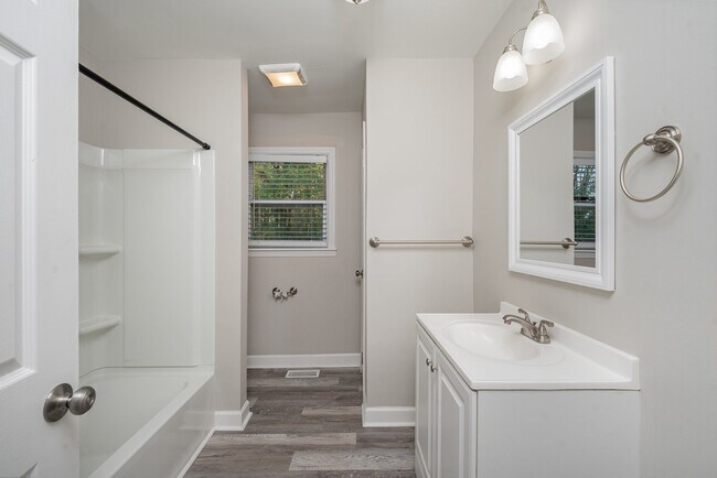 Building Photo - 2860 Lansdowne Drive