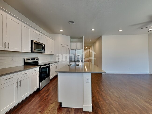 Building Photo - 6628 S 42nd Dr