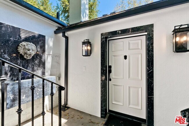 Building Photo - 2345 Nichols Canyon Rd
