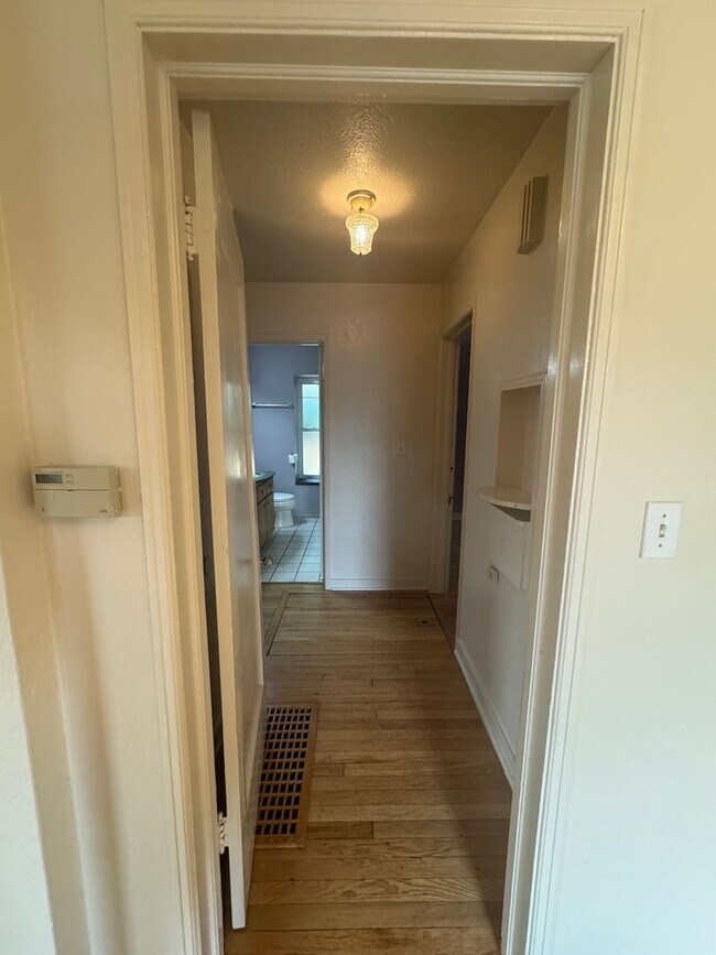 Building Photo - Available Now! 3 Bedroom Home Near OSU – $...