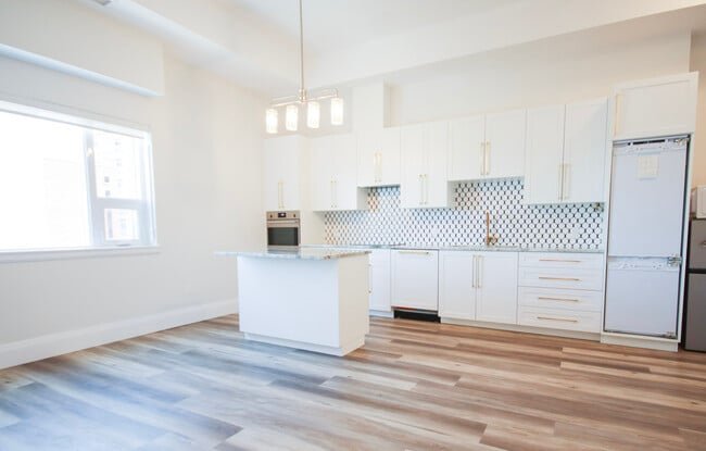 Building Photo - Beautiful OTIS Condo, Steps to Vic Park!