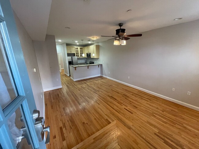 Building Photo - Columbia Heights living! 1 bedroom plus DE...