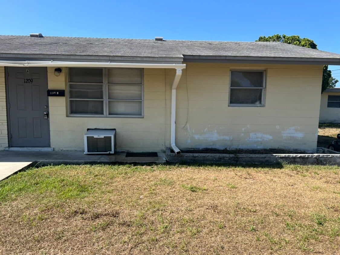 Building Photo - 2 bed room one bath duplex