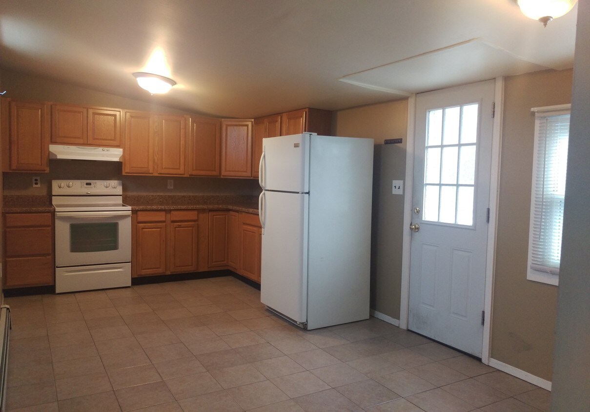 Kitchen - 123 S Wellwood Ave