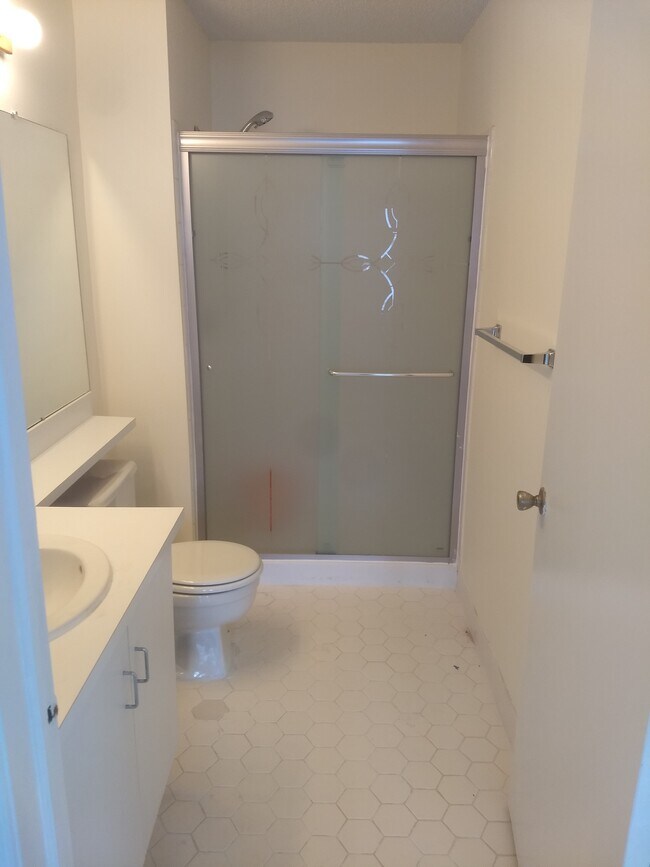 Master bathroom - 23 Joyner Ct