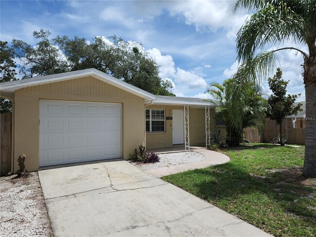 Building Photo - 3221 Fairmount Dr