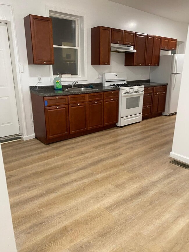 Photo - 244 E Hanover St Apartment