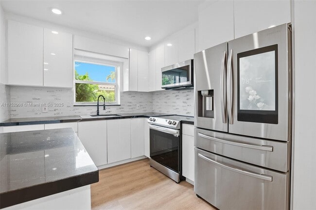 Building Photo - 441 De Soto Dr