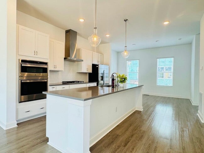 Building Photo - 4 Bedroom Townhome 2 Car garage - Wake Forest