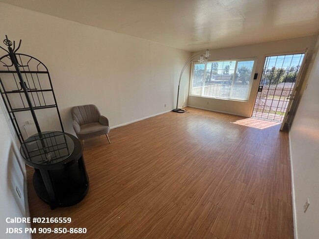 Building Photo - Lowered Price! Claremont 2 bedroom Apartment