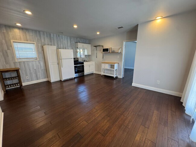 Building Photo - LA T 5128