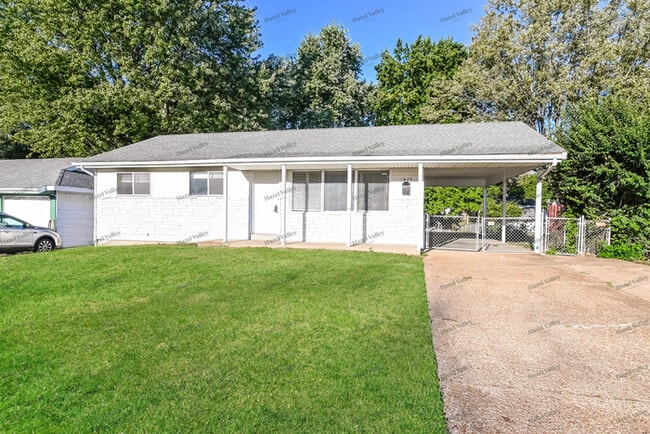 Foto del edificio - 1825 Clover Ln