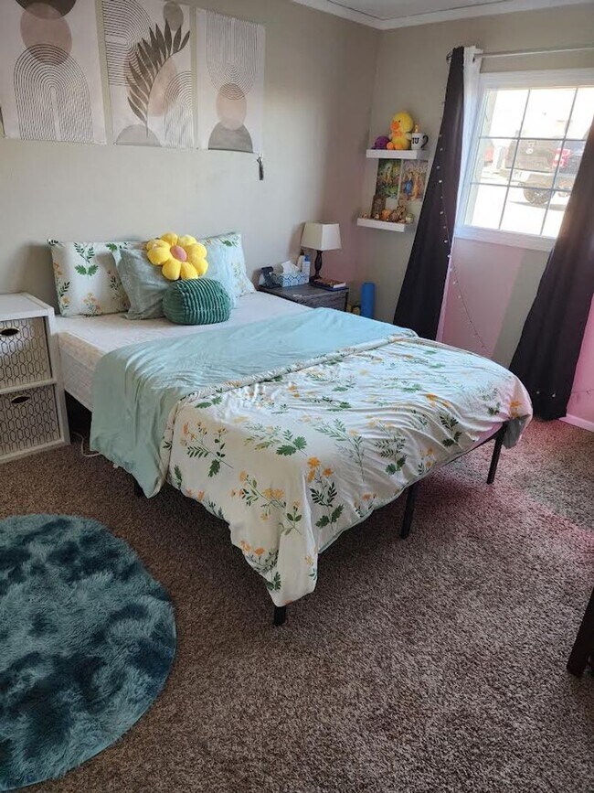 Building Photo - Ready, Renovated, Furnished and waiting fo...