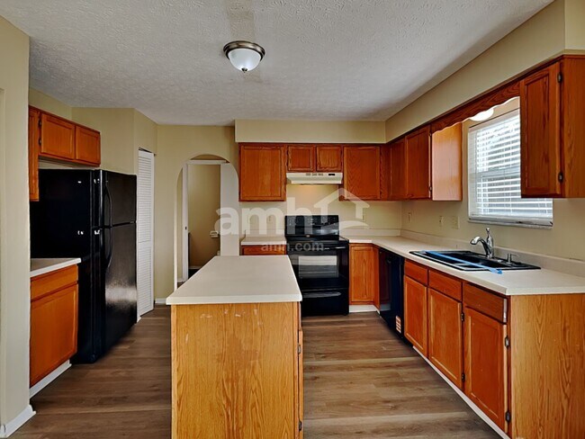 Building Photo - 15 E Woodfield