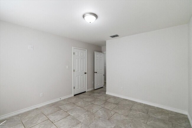 Foto del edificio - 525 Military Dr