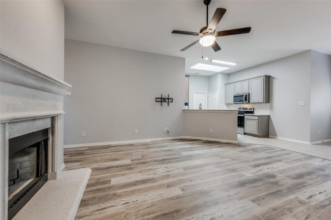 Building Photo - 1610 Poinsettia Blvd