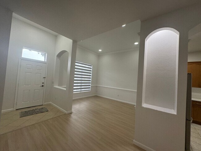 Building Photo - 4 BEDROOOMS,  2 BATHROOM SINGLE FAMILY HOM...