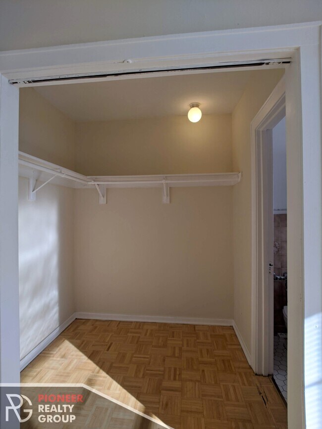 Foto del edificio - 737 W Belmont Ave