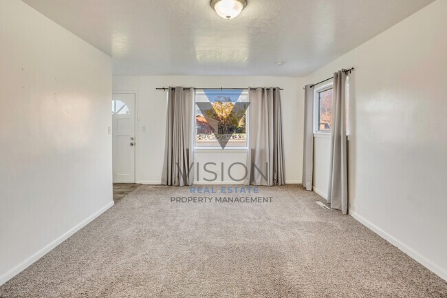 Building Photo - 360 E 400 S