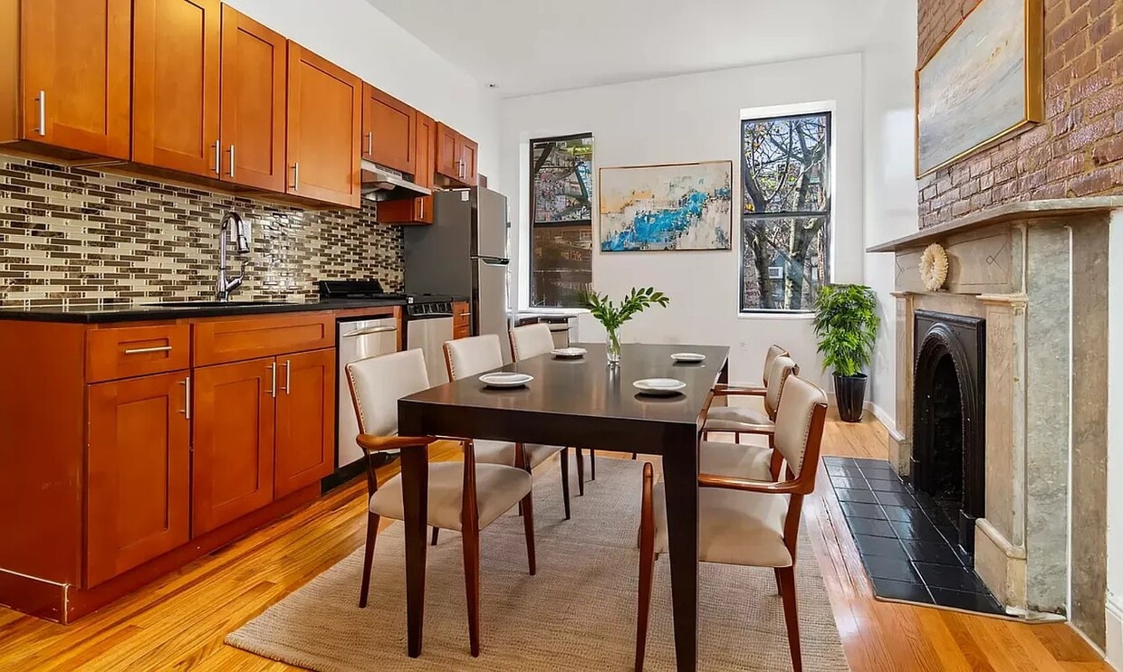 Building Photo - 300 W 10th St