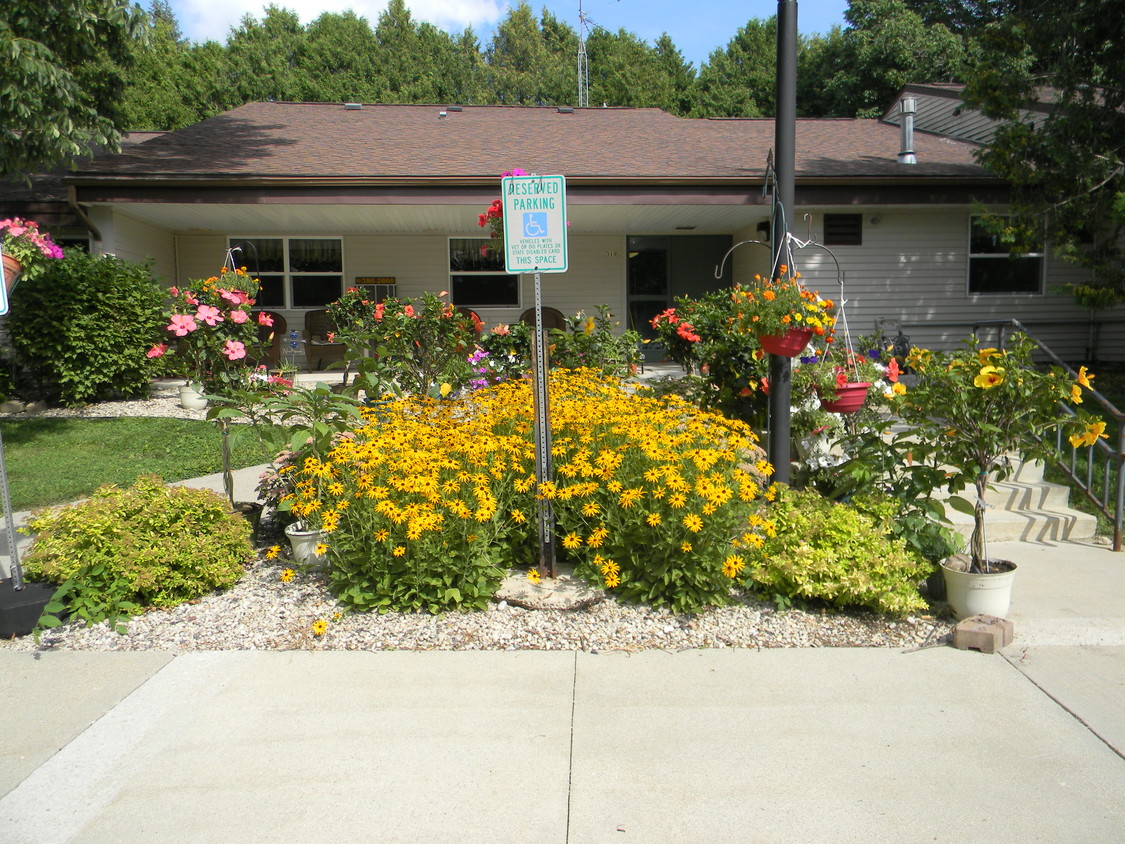Primary Photo - 319 Forest St