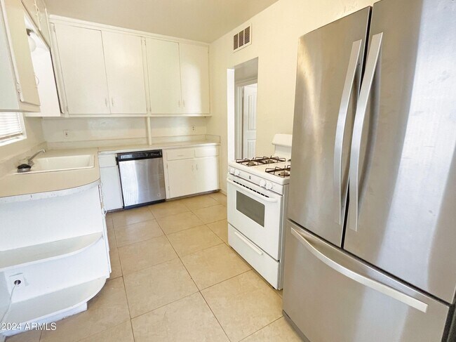 COCINA - 2138 E Turney Ave