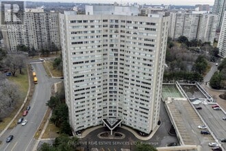 Building Photo - 3700-3700 Kaneff Crescent