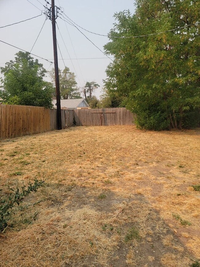 Building Photo - 3 Bed/a bath home available now.