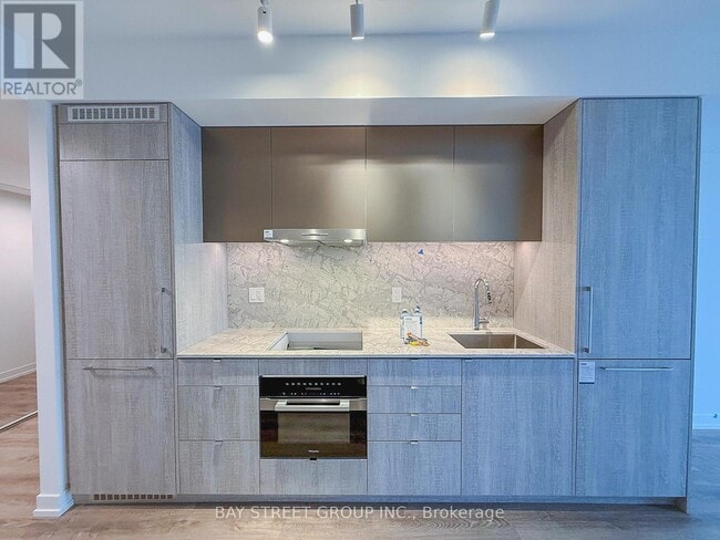 Building Photo - 771 Yonge St