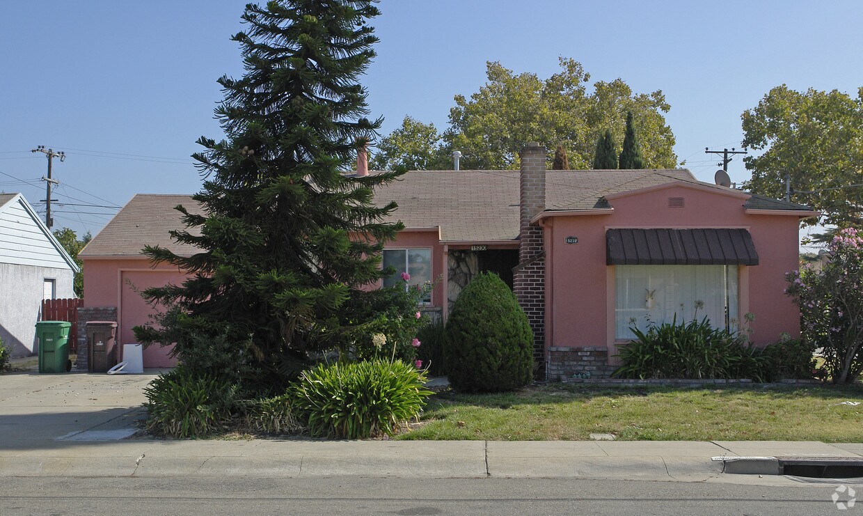 Building Photo - 15230 Farnsworth St