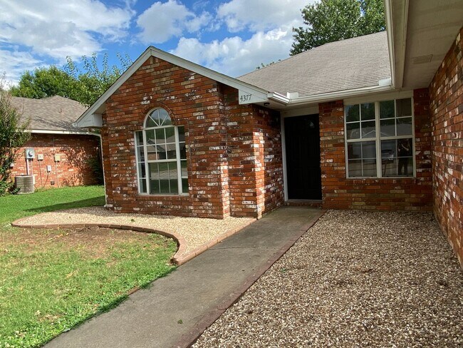 Foto del edificio - 3 Bedroom House Fayetteville AR- Pets Welcomed!